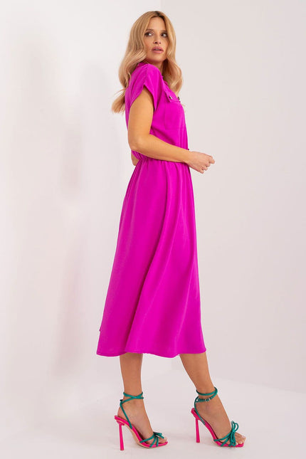 Robe rose midi élégante avec manches courtes pour cocktail ou soirée d'été, parfait pour une tenue chic et féminine.