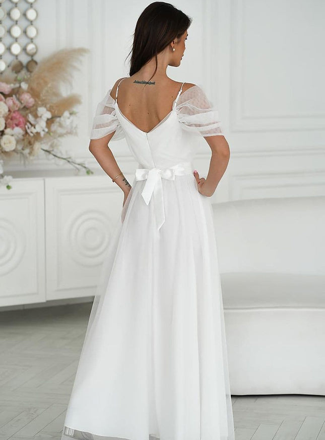 Robe mariage blanche longue avec silhouette princesse et manches courtes pour un look élégant et chic.