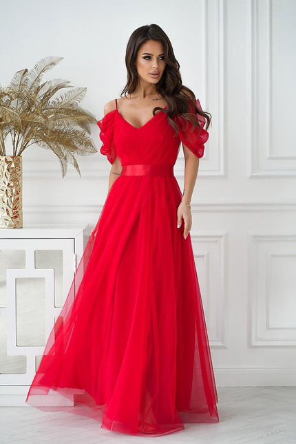 Robe gala rouge longue avec épaules dénudées et jupe ample pour événement de soirée élégant.