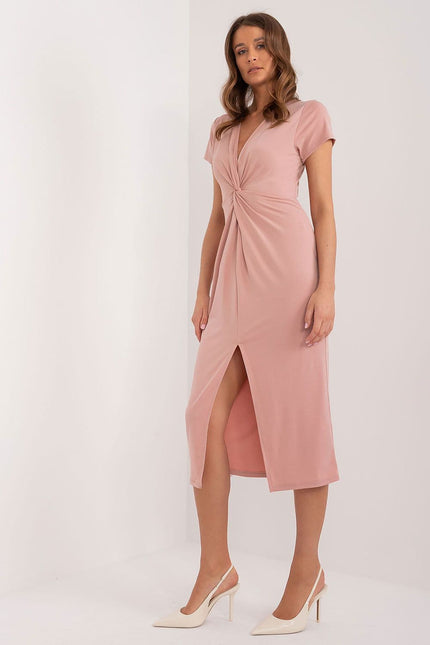 Robe rose midi chic avec fente idéale pour cocktail ou soirée, manches courtes et décolleté élégant.