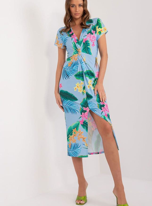 Robe de plage bleue et fleurie midi à manches courtes, idéale pour une sortie estivale ou un événement décontracté en bord de mer.