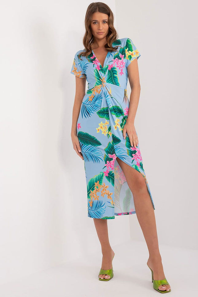 Robe de plage bleue et fleurie midi à manches courtes, idéale pour une sortie estivale ou un événement décontracté en bord de mer.