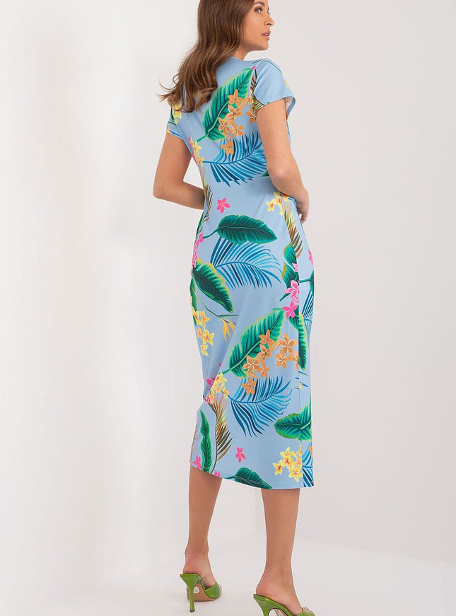 Robe de plage bleue fleurie midi à manches courtes, idéale pour une journée ensoleillée ou une balade estivale.