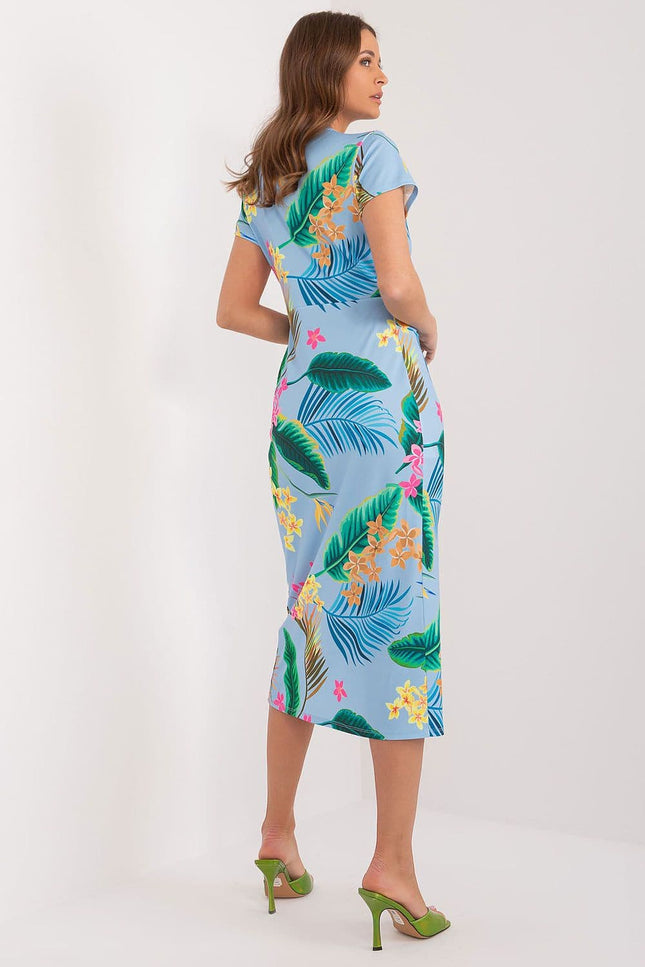 Robe de plage bleue fleurie midi à manches courtes, idéale pour une journée ensoleillée ou une balade estivale.