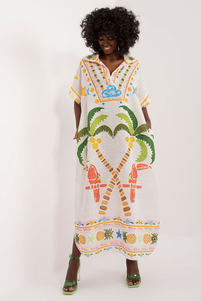 Robe d'été blanche trapèze à manches courtes avec motifs tropicaux pour plage ou casual.