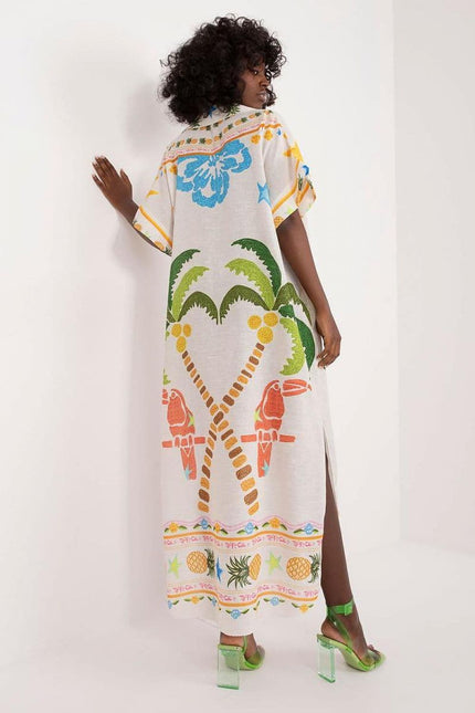 Robe d'été blanche trapèze à manches courtes avec motifs tropicaux pour plage et détente, style décontracté et frais.