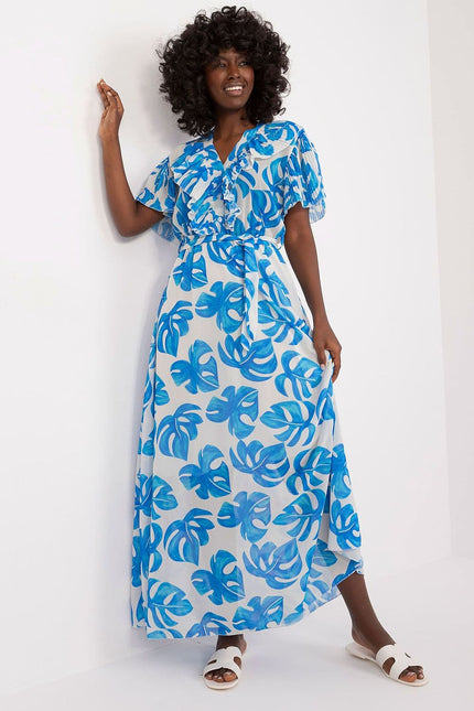 Robe d'été bleue à motifs floraux avec manches courtes et ceinture pour un style décontracté et féminin idéal en journée ou en vacances.