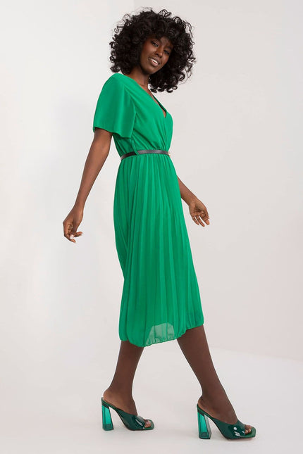 Robe verte midi élégante pour cocktail avec manches courtes et ceinture assortie, idéale pour un look chic et raffiné.