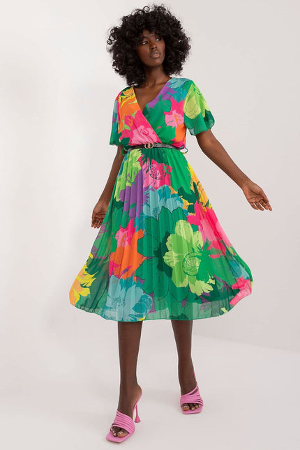 Robe cocktail fleurie midi à manches courtes, idéale pour un événement élégant ou une soirée chic, couleur vive et printanière.