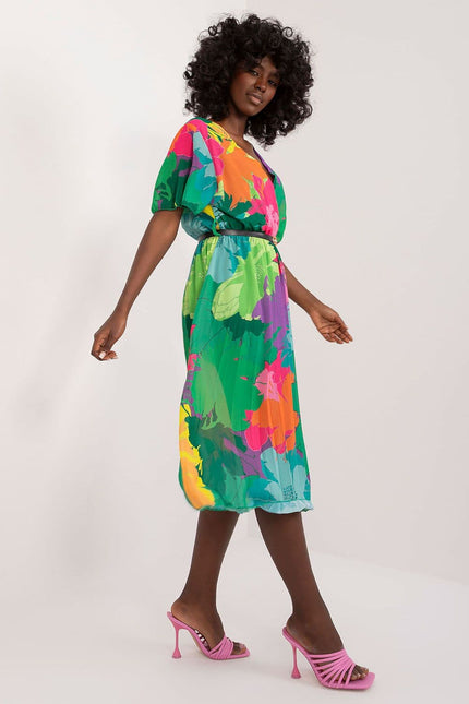 Robe cocktail fleurie midi avec manches courtes, idéale pour une soirée d'été ou un mariage, couleur vive avec imprimé floral.