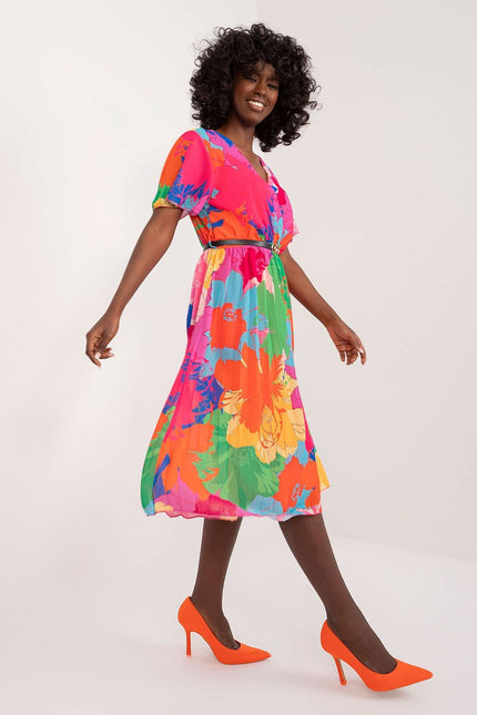 Robe fleurie midi d'été à manches courtes, colorée en rose, orange et vert, idéale pour une journée plage ou un casual nouvel an.