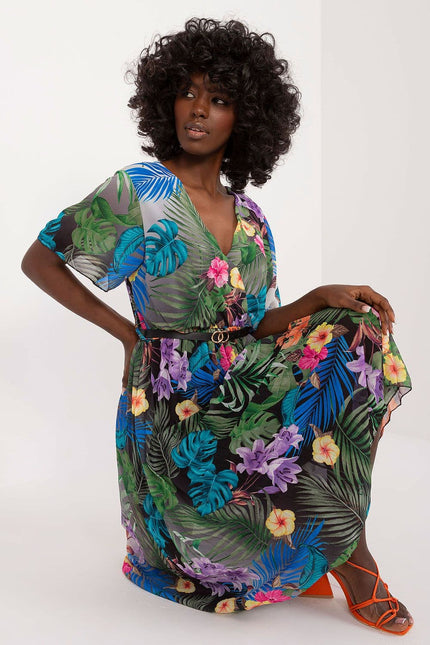 Robe fleurie d'été midi à manches courtes pour femme, avec imprimés tropicaux verts, bleus et roses, ceinturée à la taille.