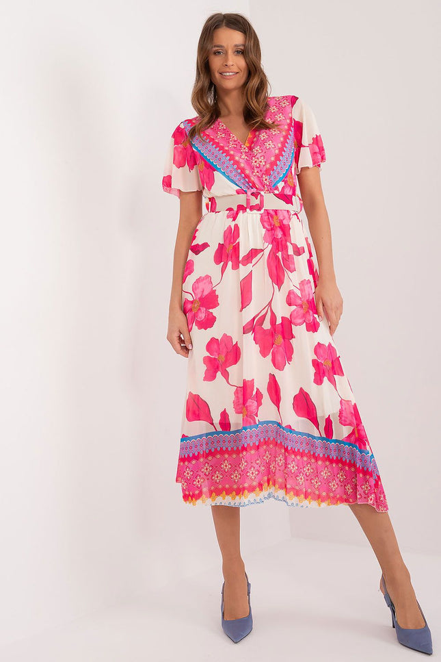 Robe bohème midi fleurie rose avec manches courtes pour un style champêtre et estival, idéale pour une soirée ou un événement décontracté.