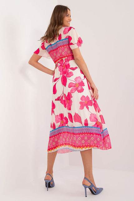 Robe bohème midi fleurie rose avec manches courtes et ceinture, idéale pour une soirée d'été ou un mariage.