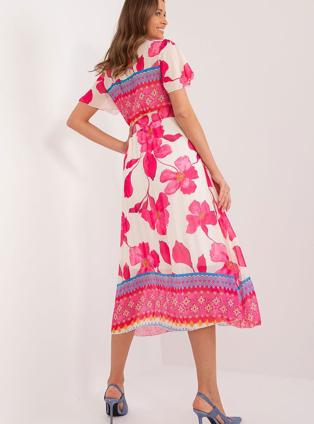 Robe bohème midi fleurie rose avec manches courtes et ceinture, idéale pour une soirée d'été ou un mariage.