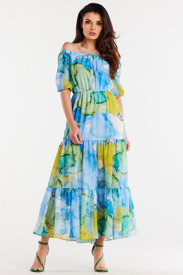 Robe bohème fleurie longue d'été sans manches avec motifs floraux en bleu, vert et jaune, idéale pour plage ou soirée décontractée.