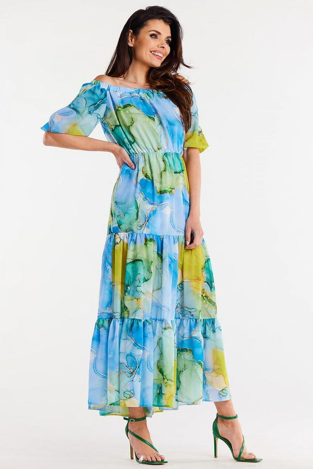 Robe bohème fleurie longue d'été, colorée en bleu, vert et jaune, avec manches courtes et épaules dénudées, idéale pour la plage ou un mariage.