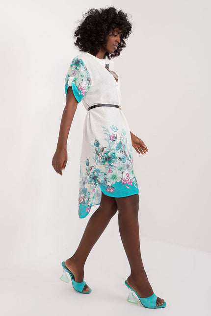 Robe d'été midi blanche et bleue à motif floral, style décontracté avec manches courtes, idéale pour une tenue de plage ou un événement casual.