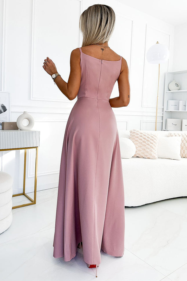 Robe soirée chic rose longue fendue pour événements élégants et occasions spéciales, avec un style féminin et tendance.