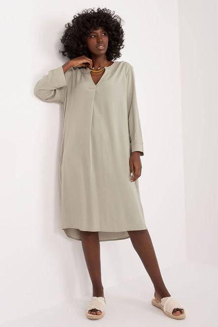 Robe vert sauge midi décontractée manches longues pour une allure casual, idéale pour la plage ou sortie décontractée.