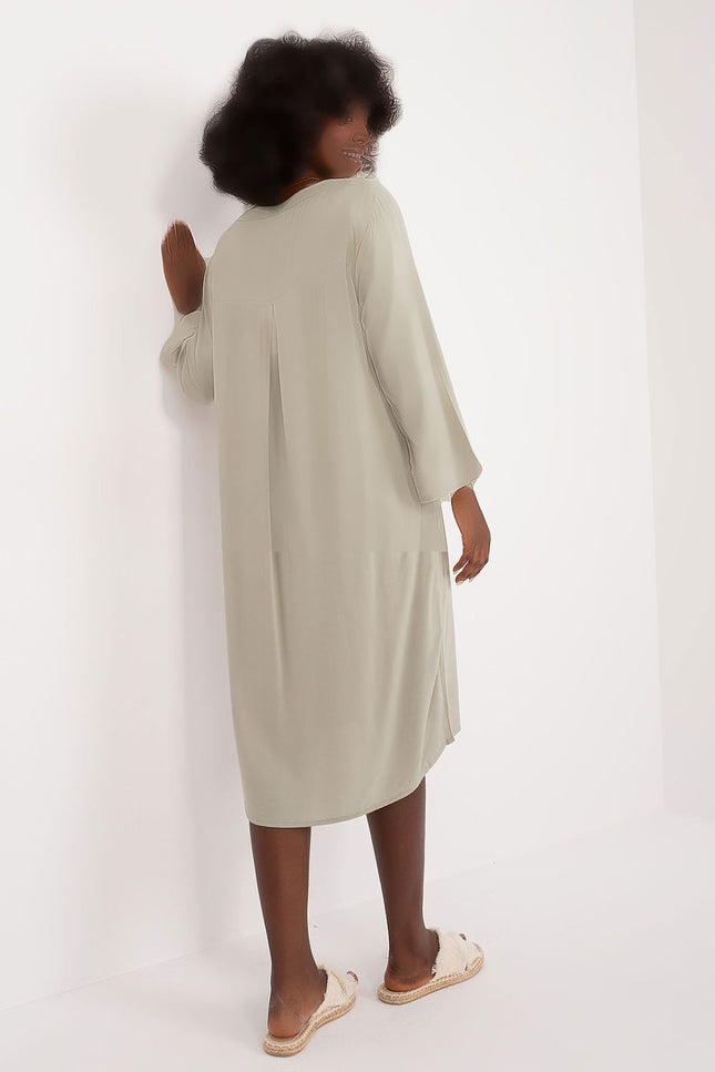 Robe vert sauge midi décontractée avec manches longues pour un look casual et confortable.