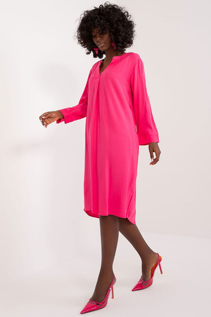 Robe rose midi décontractée avec manches longues pour un look casual quotidien ou une sortie simple.