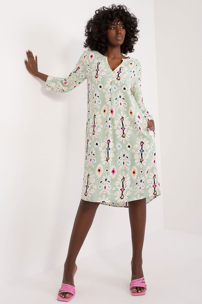 Robe bohème fleurie verte midi avec manches longues pour un look casual chic ou une journée estivale décontractée.