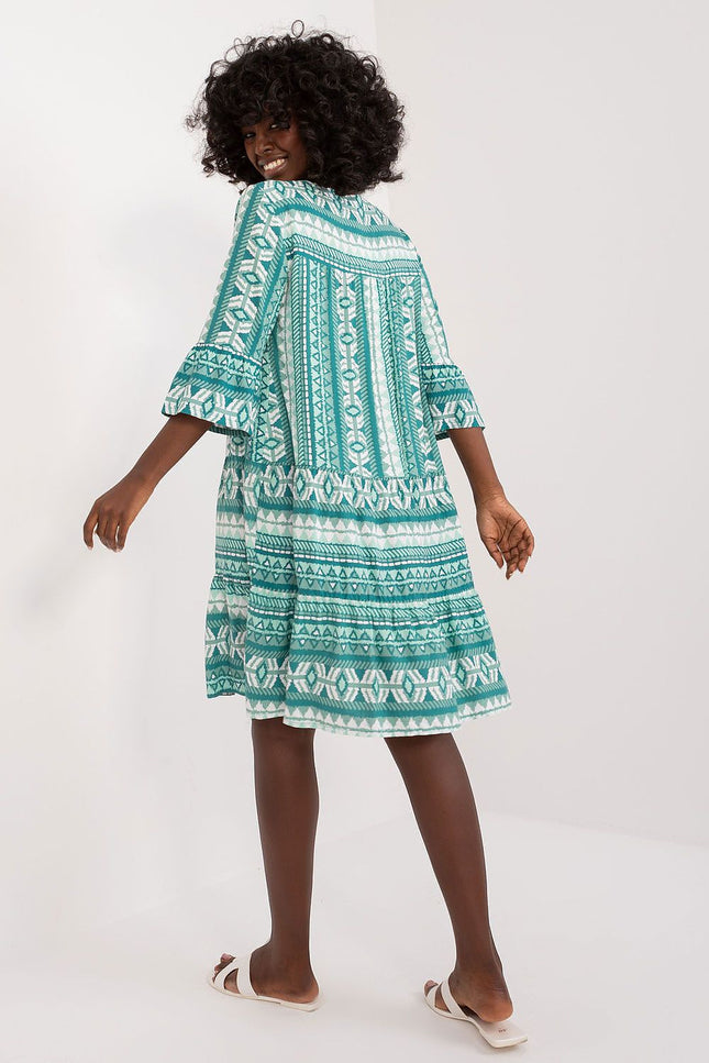 Robe plage bohème verte midi avec manches courtes pour un look décontracté et estival, idéale pour les sorties en bord de mer.