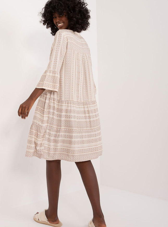 Robe bohème beige midi à manches longues pour un look vintage et décontracté idéal pour une soirée ou un événement casual.