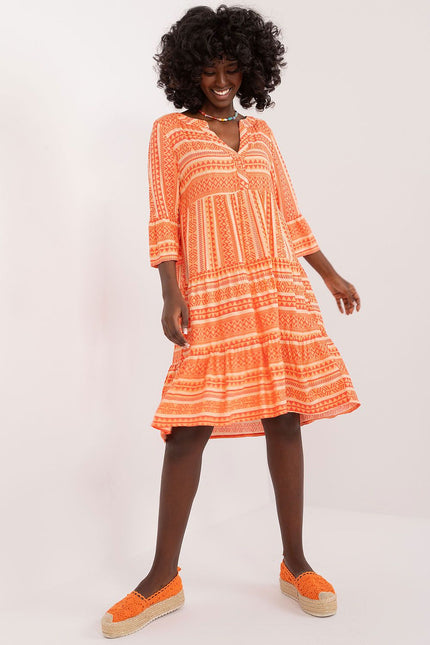 Robe bohème orange courte avec manches courtes pour un style décontracté et estival, idéale pour la plage ou une sortie casual en journée.