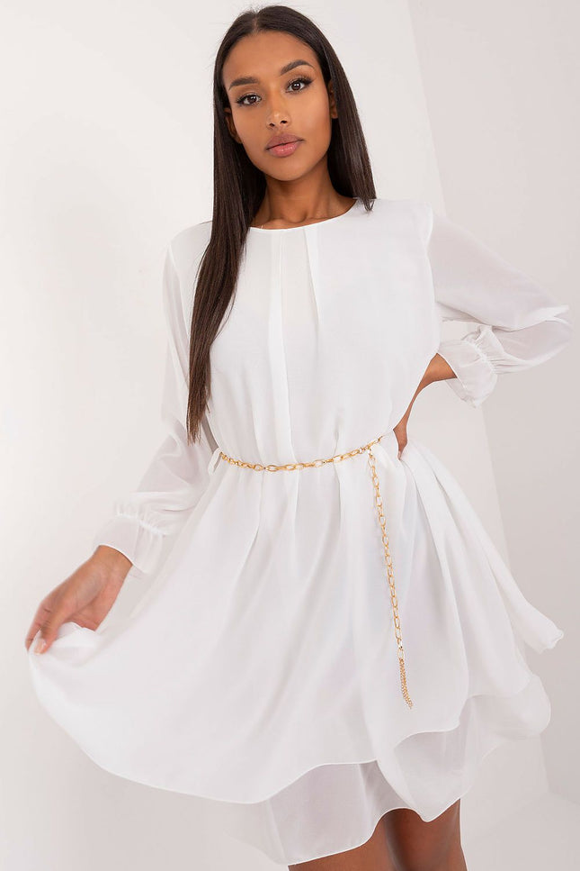 Robe cocktail blanche fluide avec manches longues et ceinture dorée pour élégance en soirée et événements spéciaux.