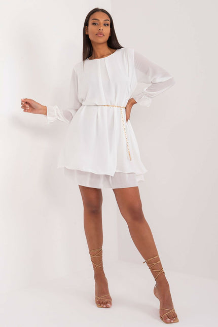 Robe cocktail blanche fluide à manches longues et ceinture dorée pour femme, idéale pour une tenue élégante et chic lors d'évènements spéciaux.