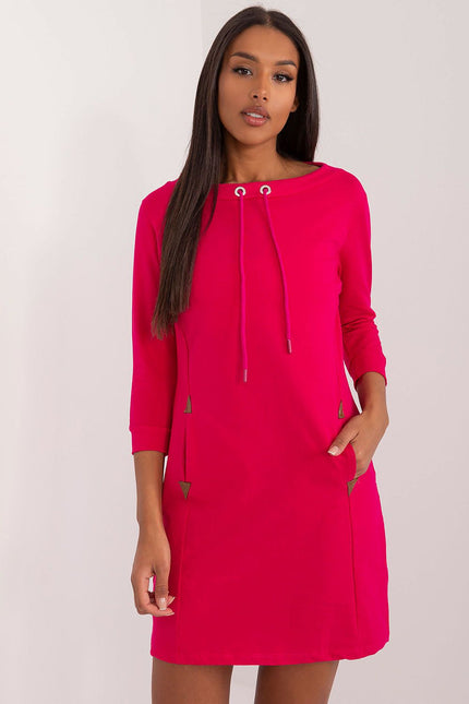 Robe casual rouge courte avec manches longues, idéale pour une tenue décontractée quotidienne ou pour une sortie simple.