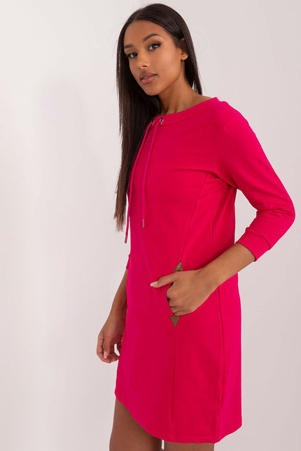 Robe casual rouge courte à manches longues, idéale pour une tenue quotidienne élégante et confortable.