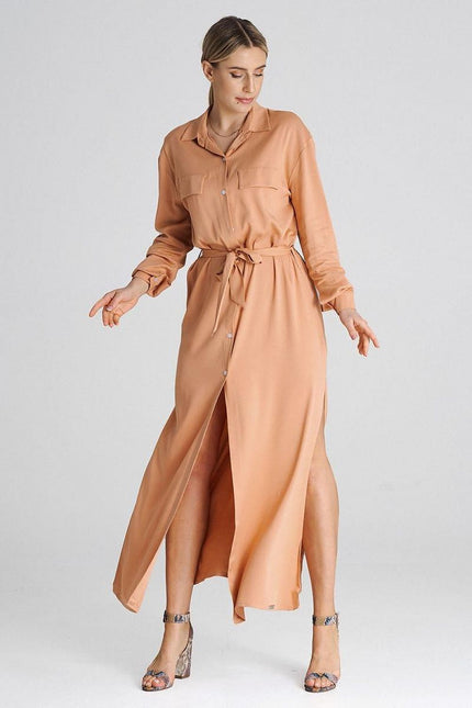 Robe chemise terracotta midi décontractée avec manches longues et ceinture pour un look casual et confortable.