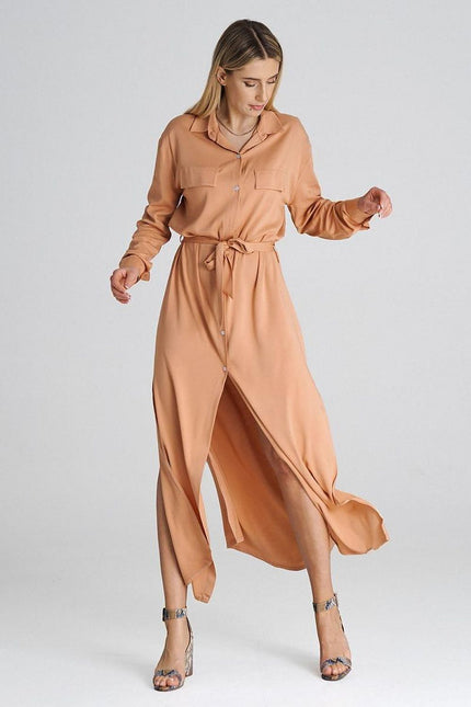 Robe chemise terracotta midi décontractée avec manches longues pour look casual chic.