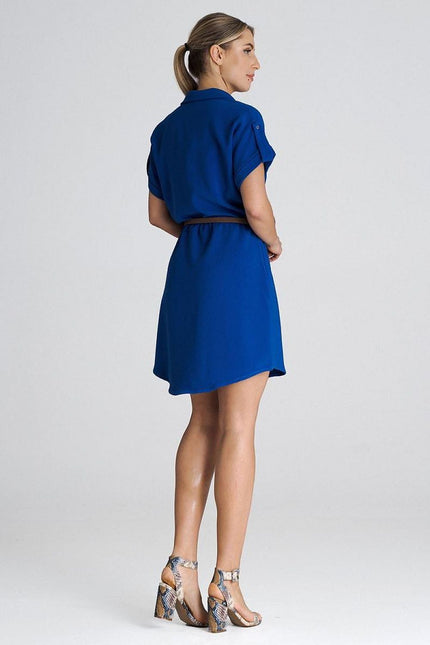 Robe chemise bleue casual courte avec manches courtes, idéale pour une tenue quotidienne ou une sortie décontractée en été.