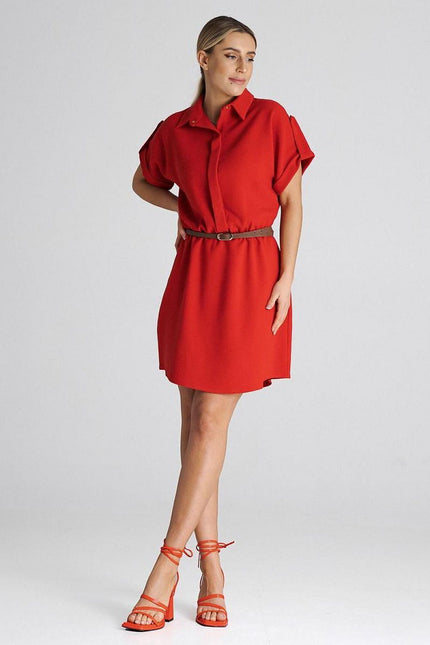 Robe rouge casual courte à manches courtes et col chemise, idéale pour un style quotidien et décontracté, facile à accessoiriser.