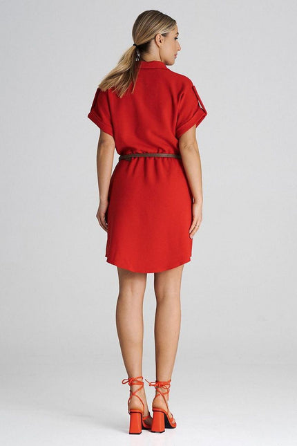 Robe casual rouge courte à manches courtes, idéale pour un look décontracté quotidien ou une sortie en journée.