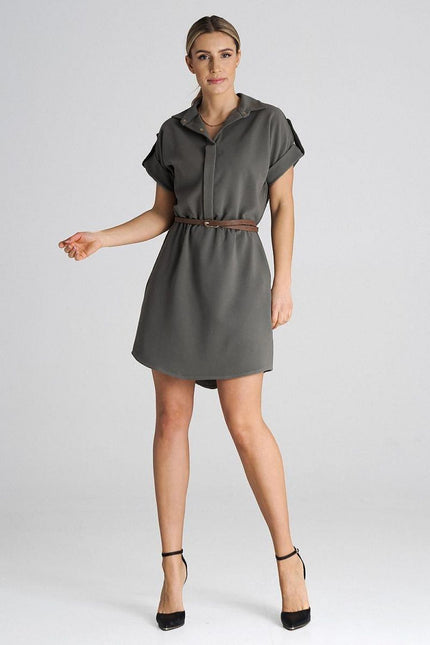 Robe casual verte courte à manches courtes, style décontracté pour femme moderne, idéale pour l'été ou une sortie quotidienne.