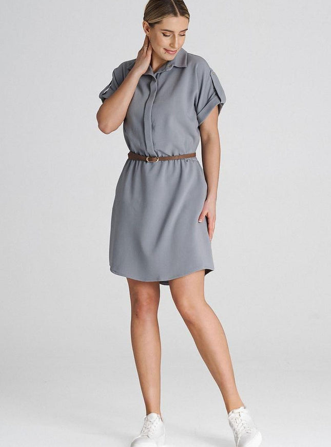 Robe chemise grise courte casual avec manches courtes et ceinture marron, tenue décontractée pour femme.