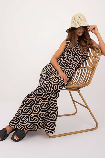 Robe d'été longue sans manches avec motif géométrique noir pour un look casual et chic, idéale pour la plage ou une sortie décontractée.