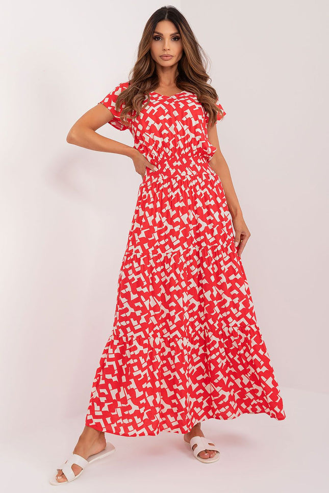 Robe d'été longue évasée rouge avec manches courtes et motif géométrique, idéale pour une tenue décontractée ou une plage.