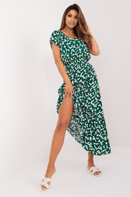 Robe d'été verte longue et fluide style casual avec motifs, idéale pour un look détendu en journée ou en vacances.