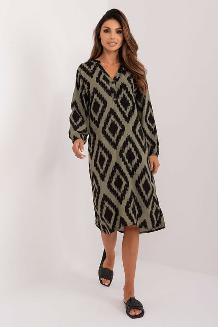 Robe casual verte à motif géométrique avec manches longues, style décontracté et chic, longueur midi pour toutes occasions.