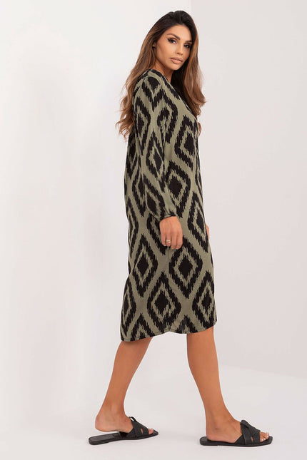 Robe casual verte à motif géométrique et manche longue, style midi décontractée pour femme.