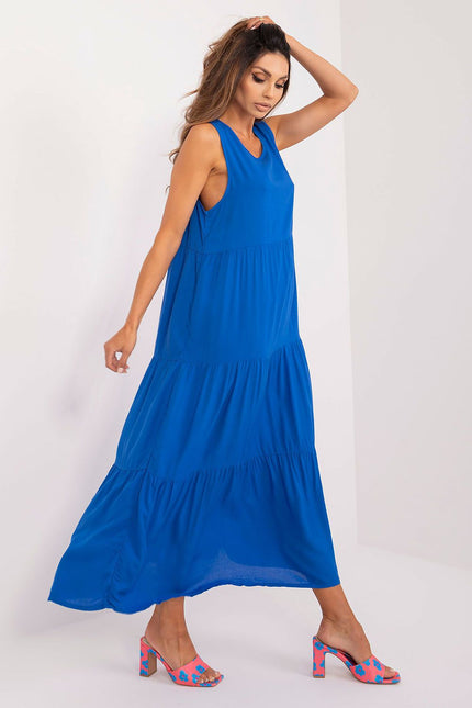 Robe casual bleue fluide longue sans manches pour femme, idéale pour une allure décontractée en été ou pour des sorties à la plage.