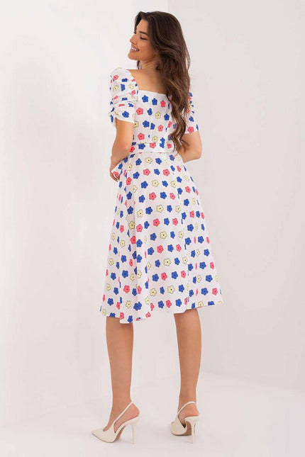 Robe d'été évasée multicouleur à manches courtes, parfaite pour une soirée décontractée ou un événement en plein air.