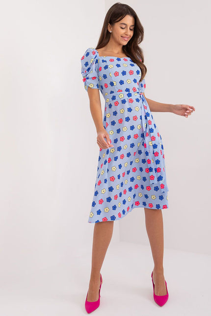 Robe d'été bleue à fleurs multicolores et encolure carrée, midi à manches courtes pour femmes, idéale pour les occasions décontractées.