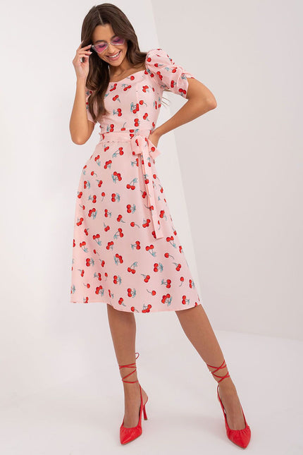 Robe d'été rose à motif cerises avec encolure carrée, midi et manches courtes pour un look casual et féminin.